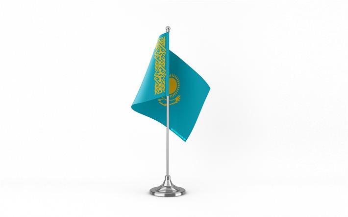 4k, bandera de mesa de kazajstán, fondo blanco, bandera de kazajstán, bandera de kazajstán en palo de metal, símbolos nacionales, kazajstán, europa