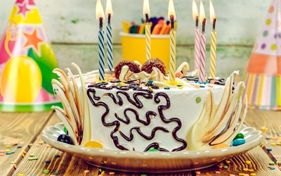 gâteau aux bougies allumées, 4k, gâteau d'anniversaire, bonbons, bon anniversaire, gâteau à la crème blanche, bougies allumées, fond d'anniversaire