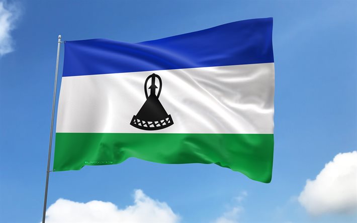 旗竿にレソトの旗, 4k, アフリカ諸国, 青空, レソトの国旗, 波状のサテンの旗, レソトの国のシンボル, フラグ付きの旗竿, レソトの日, アフリカ, レソト