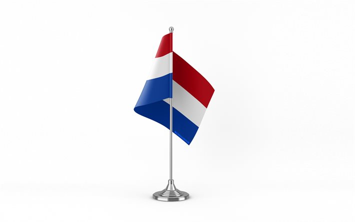 4k, hollannin pöytälippu, valkoinen tausta, alankomaiden lippu, alankomaiden lippu metallitikulla, kansalliset symbolit, alankomaat, euroopassa