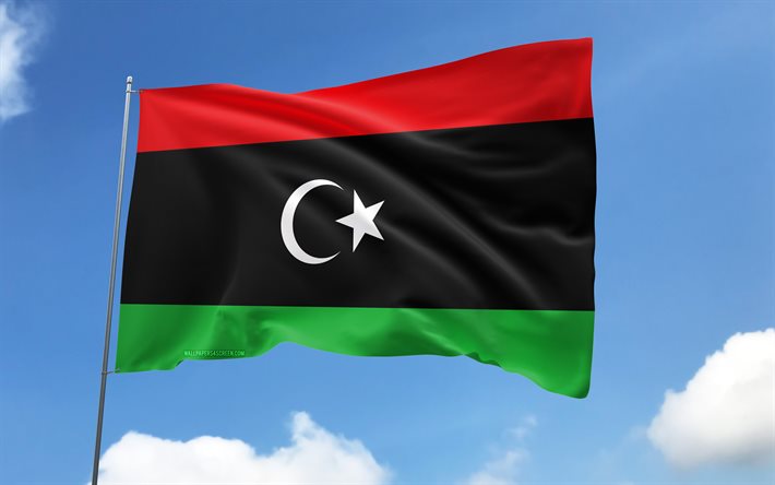 bandeira da líbia no mastro, 4k, países africanos, céu azul, bandeira da líbia, bandeiras de cetim onduladas, símbolos nacionais da líbia, mastro com bandeiras, dia da líbia, áfrica, líbia