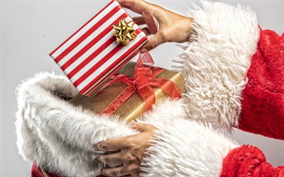 サンタクロースの手の中の贈り物, 4k, ギフトバッグ, メリークリスマス, あけましておめでとう, ギフトボックス, サンタ クロースと背景, 贈り物を受け取る