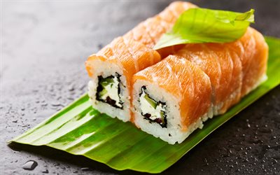 uramaki, 4k, foglia verde, macro, cibo asiatico, sushi, rotoli, fast food, rotolo californiano, cibo giapponese, foto con sushi