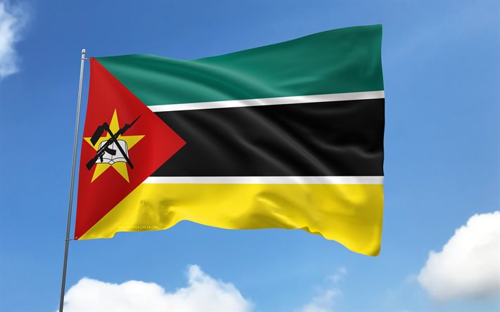 bandeira de moçambique no mastro, 4k, países africanos, céu azul, bandeira de moçambique, bandeiras de cetim onduladas, bandeira moçambicana, símbolos nacionais moçambicanos, mastro com bandeiras, dia de moçambique, áfrica, moçambique