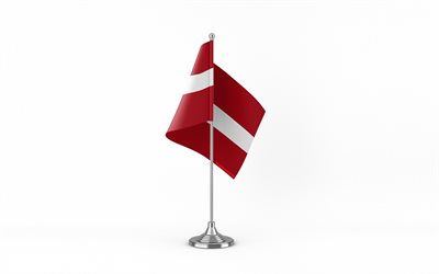 4k, letonya masa bayrağı, beyaz arkaplan, letonya bayrağı, metal çubuk üzerinde letonya bayrağı, ulusal semboller, letonya, avrupa