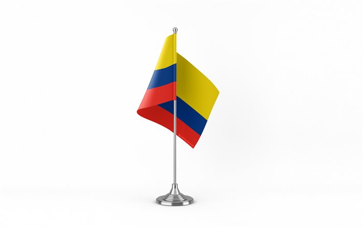 4k, kolumbian pöytälippu, valkoinen tausta, kolumbian lippu, kolumbian lippu metallitikulla, kansalliset symbolit, kolumbia, euroopassa