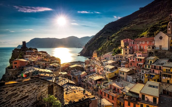Gün batımı, Vernazza, parlak güneş, binalar, yaz, Cinque Terre, Italy