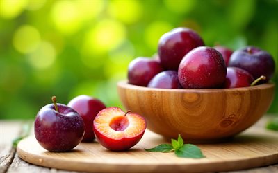 cuenco de madera con ciruelas, 4k, bokeh, frutas de verano, frutas frescas, de cerca, frutas maduras, ciruelas maduras, fondo con ciruelas, frutas, ciruelas