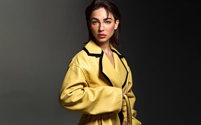 matilda de angelis, 4k, chaqueta de cuero amarilla, belleza, actriz italiana, mujer morena, estrellas de cine, celebridad italiana, matilda de angelis sesión de fotos