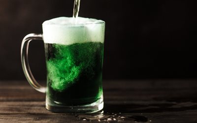bière verte, boissons vertes, bière, bière verte dans un verre, verres, concepts de bière