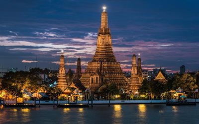 le wat arun, le temple de l'aube, de l'eau, la nuit, des lumières, un temple bouddhiste à bangkok, thaïlande