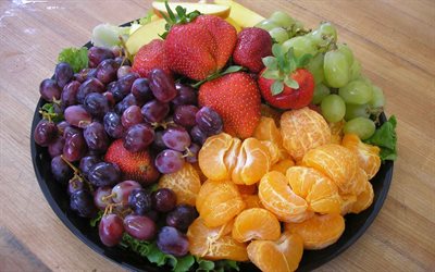 la uva, la fruta, la bandeja de fresas