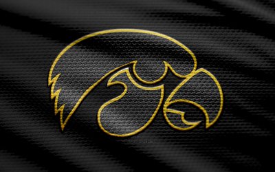 logo en tissu des hawkeyes de l'iowa, 4k, fond de tissu noir, ncaaf, bokeh, football américain, logo des hawkeyes de l'iowa, ncaa, emblème des hawkeyes de l'iowa, grand dix, hawkeyes de l'iowa