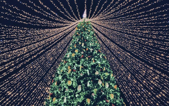 árbol de navidad, 4k, noche, vista inferior, feliz navidad, feliz año nuevo, guirnaldas ardientes, navidad, fondo con árbol de navidad