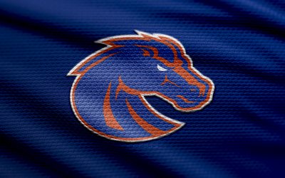 boise state broncos 패브릭 로고, 4k, 블루 패브릭 배경, ncaa, 보케, 미식 축구, 보이시 주립 브롱코스 로고, 보이시 주립 브롱코스 엠블럼, 마운틴 웨스트, 보이시 주립 야생마