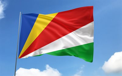 seychellen flagge am fahnenmast, 4k, afrikanische länder, blauer himmel, flagge der seychellen, gewellte satinfahnen, nationalsymbole der seychellen, fahnenmast mit fahnen, tag der seychellen, afrika, seychellen