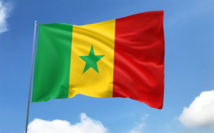 bandiera del senegal sull'asta della bandiera, 4k, paesi africani, cielo blu, bandiera del senegal, bandiere di raso ondulato, bandiera senegalese, simboli nazionali senegalesi, pennone con bandiere, giornata del senegal, africa, senegal