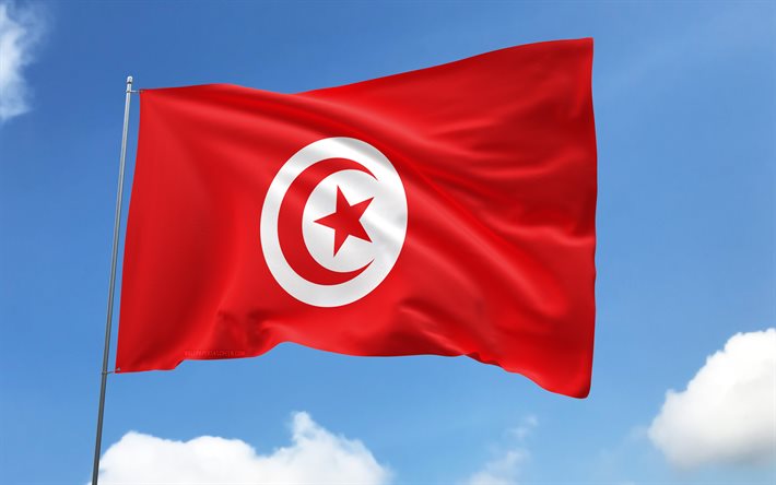 bandiera tunisina sull'asta della bandiera, 4k, paesi africani, cielo blu, bandiera della tunisia, bandiere di raso ondulato, bandiera tunisina, simboli nazionali tunisini, pennone con bandiere, giorno della tunisia, africa, tunisia