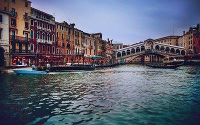 Venezia, Italia, sera, Canal grande, Ponte di Rialto, le gondole