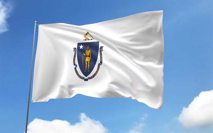 旗竿にマサチューセッツ州旗, 4k, アメリカの州, 青空, マサチューセッツ州の旗, 波状のサテンの旗, マサチューセッツ州旗, 米国の州, フラグ付きの旗竿, アメリカ, マサチューセッツの日, アメリカ合衆国, マサチューセッツ州