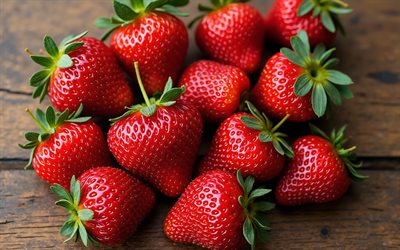 fragole mature, 4k, fondo di legno marrone, fragole, bacche mature, fragole di prima qualità, frutti maturi