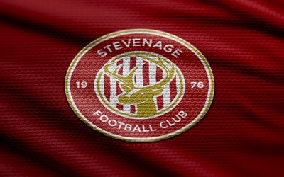stevenage fc fabric logo, 4k, hintergrund roter stoff, liga eins, bokeh, fußball, stevenage fc logo, stevenage fc emblem, fc lesen, englischer fußballverein, fc stevenage