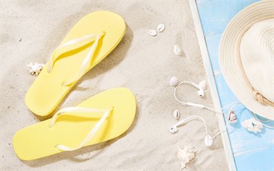 해변 노란색 슬리퍼, 모래, 4k, 해변 액세서리, 여름 방학, 모래 위의 슬리퍼, 해변, 여름 여행