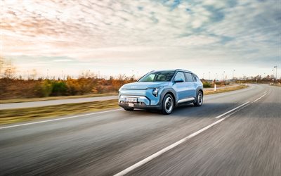 4k, 기아 ev3, 고속도로, 2025 자동차, 전기 자동차, 크로스 오버, 블루 기아 ev3, 2025 kia ev3, 한국 차, 기아