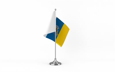 4k, drapeau de table des îles canaries, fond blanc, drapeau des îles canaries, table drapeau des îles canaries, drapeau des îles canaries sur le bâton métallique, facitaires de communautés espagnoles, îles canaries, espagne