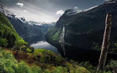 paysage, nature, fjord, les arbres, les montagnes, la pluie, la neige pointe, canyon, la maison, le fjord, sur la montagne, arbres, cascade, pic enneigé, la nature, les rayons du soleil, geiranger