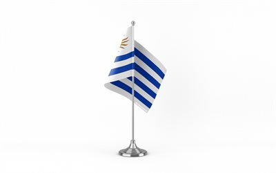 4k, uruguayn pöytälippu, valkoinen tausta, uruguayn lippu, uruguayn lippu metallitikulla, kansalliset symbolit, uruguay, euroopassa