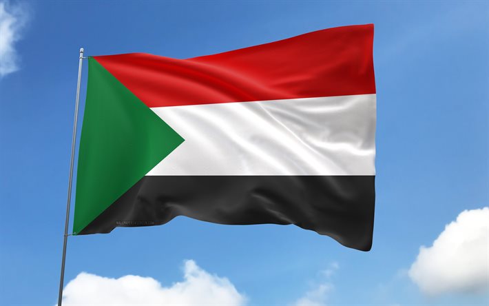 sudans flagga på flaggstången, 4k, afrikanska länder, blå himmel, sudans flagga, vågiga satinflaggor, sudanesiska nationella symboler, flaggstång med flaggor, sudans dag, afrika, sudan