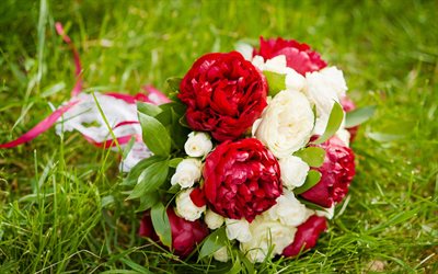 bukett av röda och vita pioner, bröllopsbukett, röda pioner, vita pioner, brudbukett, bröllopskoncept, bakgrund för bröllopskort