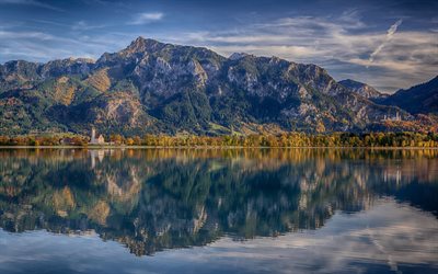 El castillo de Neuschwanstein, el bosque, el Lago Forggensee, montaña, Alpes, por la noche, Baviera, Alemania