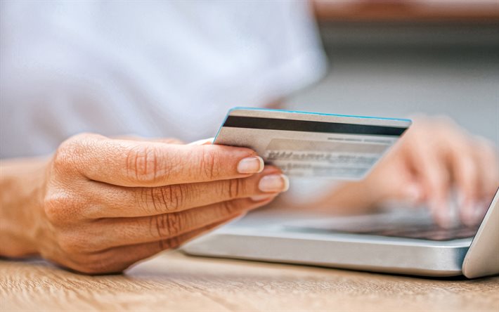 paiement en ligne, 4k, carte de crédit en main, shopping en ligne, notions de paiement, finance, services bancaires en ligne, paiement internet