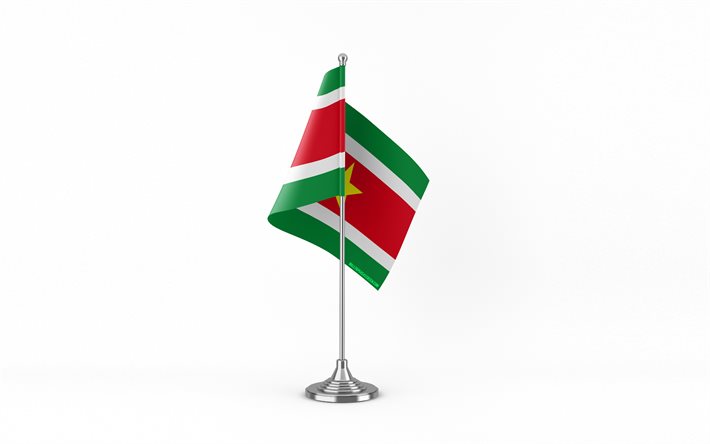 4k, bandeira de mesa do suriname, fundo branco, bandeira do suriname, bandeira do suriname na vara de metal, símbolos nacionais, suriname, europa