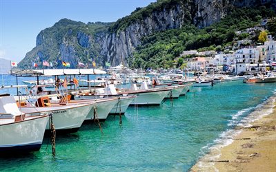 yachten, die den hafen von capri, italien, capri-port