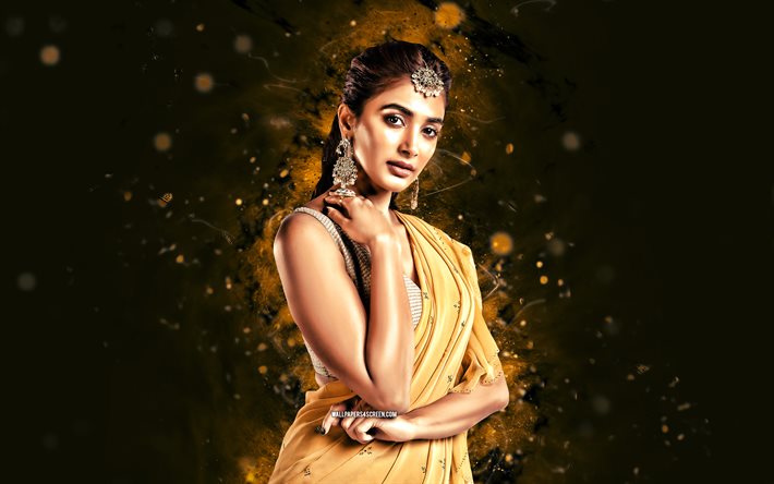 pooja hegde, 4k, luces de neón amarillas, actriz india, bollywood, estrellas de cine, creativo, foto con pooja hegde, sari, celebridad india, pooja hegde 4k