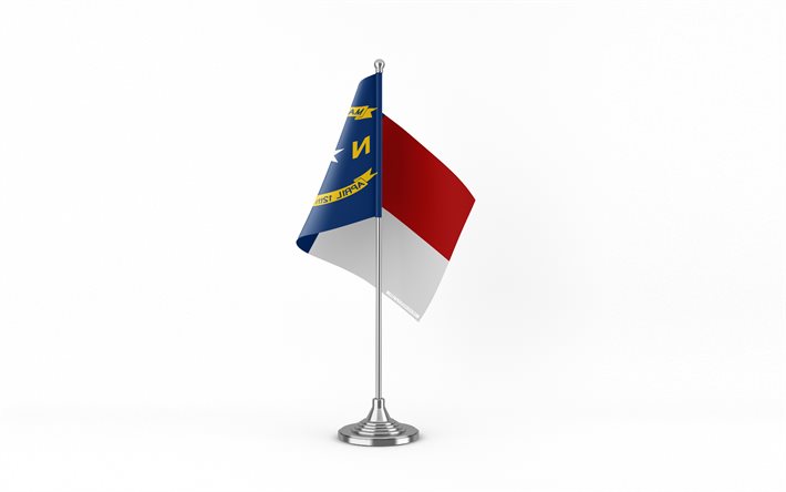 4k, ノースカロライナのテーブルフラグ, 白色の背景, ノースカロライナ州の旗, メタルスティックのノースカロライナフラグ, アメリカの国旗, ノースカロライナ州, アメリカ合衆国