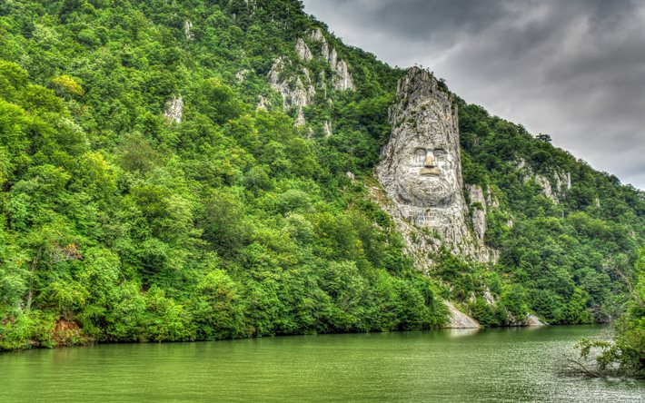 las montañas, el río danubio, la cara de decibelios, orsova rumania