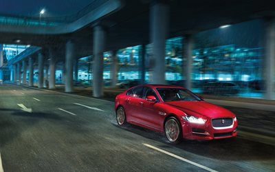 la nuit, la transmission intégrale, la pluie, la jaguar xe, en 2017, les berlines jaguar