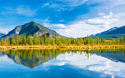 der lake minnewanka, alberta, berge, kanada, den sommer, den minnewanka lake