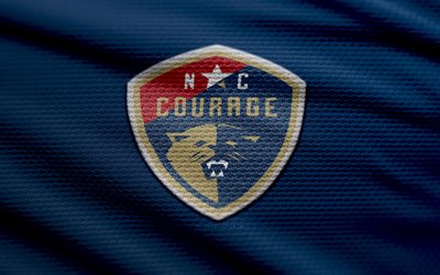logo en tissu courage de caroline du nord, 4k, fond de tissu bleu, nwsl, bokeh, football, logo courage de caroline du nord, courage de caroline du nord, club de football américain, courage fc de caroline du nord