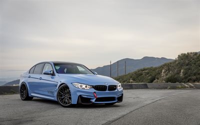BMW M3 F80, 2018, sport sedan, azul nuevo M3, tuning, llantas en negro, puesta de sol, alemán de automóviles deportivos, BMW