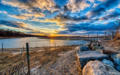 coucher de soleil, le pont, le soir, à stony brook de long island, new york, états-unis, à long island