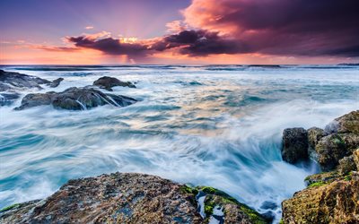 de cailloux, de roches, vague, mer, coucher de soleil le soir