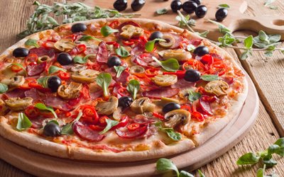 sosisli ve zeytinli pizza, 4k, pişmiş ürünler, pizza, italyan yemekleri, pizza konseptleri, sosisli pizza