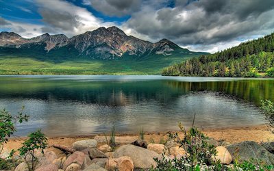 lago de montanha, lago, montanha, paisagem de montanha, floresta, floresta verde densa, nuvens salientes