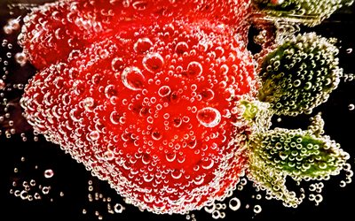 fragola sott'acqua, 4k, bolle, macro, bacche mature, bacche rosse, grandi bacche, fragola, frutti di bosco, fragola matura, foto con fragola