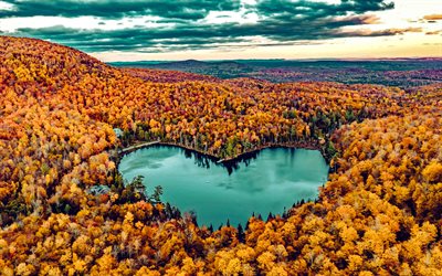 kalp şeklinde göl, etang fırıncı, quebec, sonbahar mevsimi, sarı ağaçlar, havadan görünüş, romantik göl, kanada